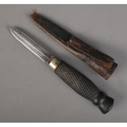 522 - A William Rodgers double edged fighting knife with scabbard. Approx. blade length 8cm. CANNOT POST O... 