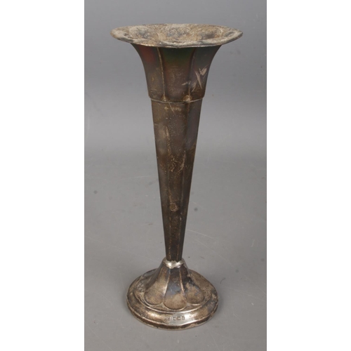 540 - A silver fluted bud vase hallmarked for Sheffield 1915 by James Deakin & Sons. Total weight 166.8g w... 