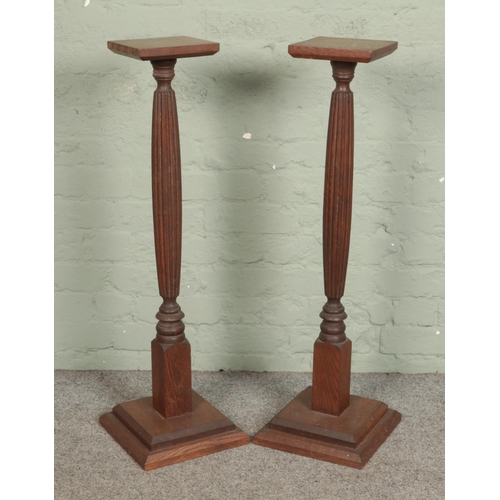 576 - A pair of torchere/plant stands with reeded pedestal columns.

Hx98cm