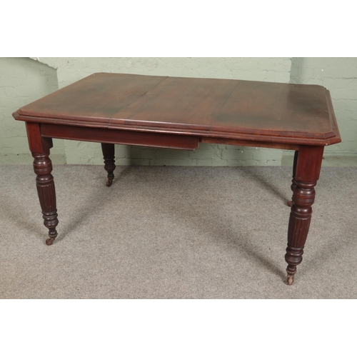 587 - A mahogany extending dining table on turned reeded legs.

Hx79cm
Wx151cm
Dx99cm