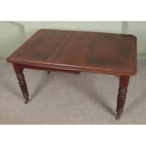 587 - A mahogany extending dining table on turned reeded legs.

Hx79cm
Wx151cm
Dx99cm