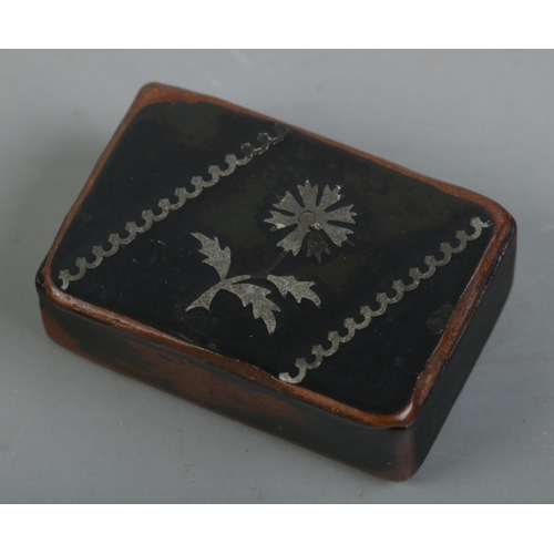 438 - A Georgian papier mache snuff box with pewter inlay.

Length 4.5cm