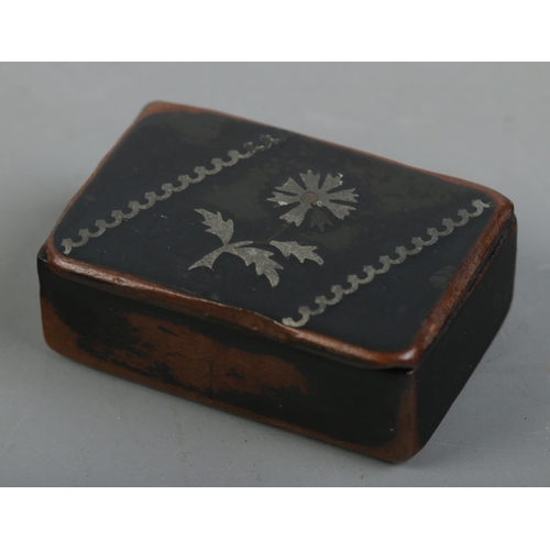 438 - A Georgian papier mache snuff box with pewter inlay.

Length 4.5cm