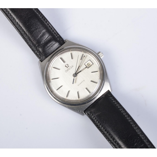 465 - A men's Omega quartz wristwatch with black leather strap and stainless steel dial.