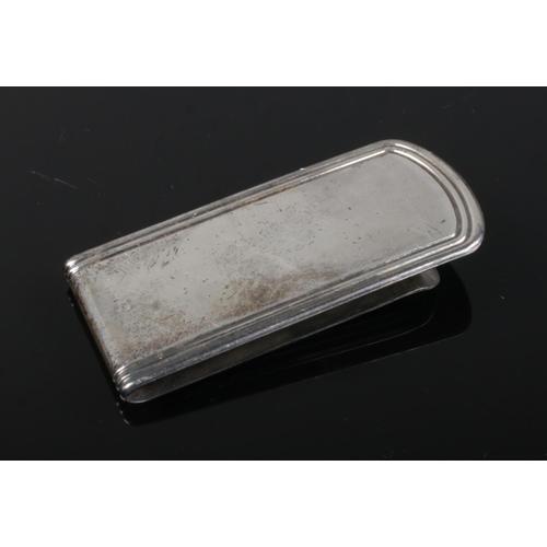 466 - A silver money clip assayed Birmingham 1997 Victoria Silverware Ltd. 18.3g