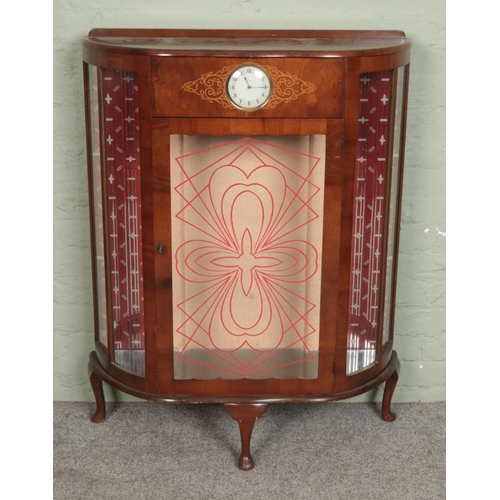 547 - An Art Deco display cabinet with inset Smith's clock to centre panel.

Hx105cm
Wx88cm
Dx29cm