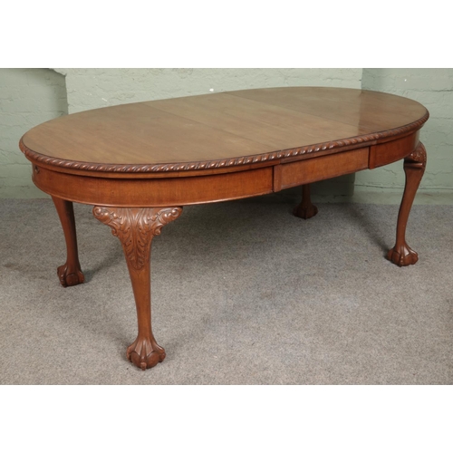 548 - An oval mahogany dining table with ball and claw feet, including one leaf.

Hx74cm
Wx183cm
Dx108cm