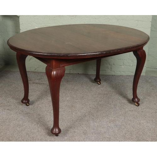 549 - A mahogany extending dining table raised on castors.

Hx75cm
Wx106cm
Dx137cm