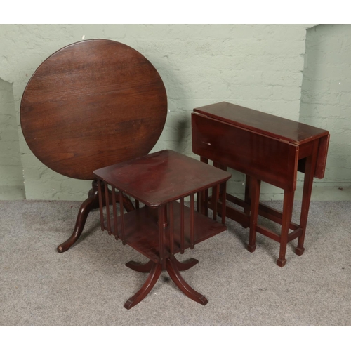 554 - A quantity of furniture to include oak tilt top wine table, small mahogany drop leaf table and rotat... 