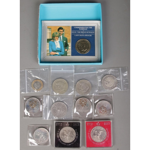 121 - A quantity of mostly commemorative crowns includes 2000 £5 coin.