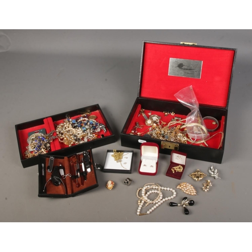 108 - A vintage jewellery box with contents of assorted costume jewellery to include necklaces, bracelets,... 