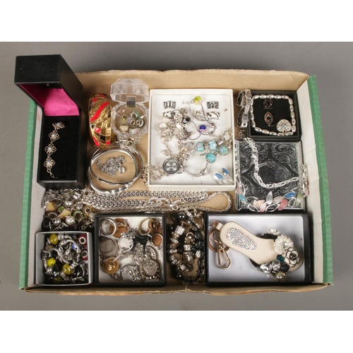 111 - A tray of assorted costume jewellery, to include Pandora style bracelet and charms, hinged bangle, r... 