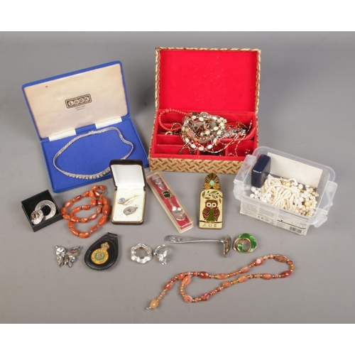 47 - A collection of assorted costume jewellery and collectables to include brooches, Women's Land Army f... 