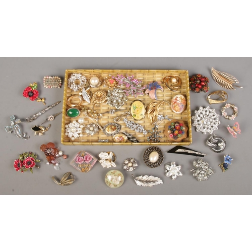 62 - A tray containing a large quantity of costume jewellery brooches. Includes paste set, Czechoslovakia... 