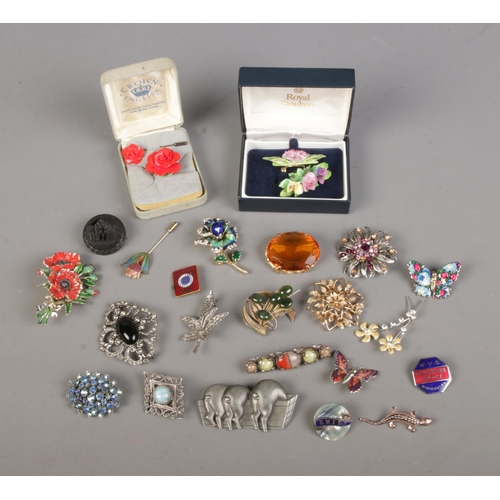 67 - A collection of vintage brooches to include floral, butterfly and Jet examples.