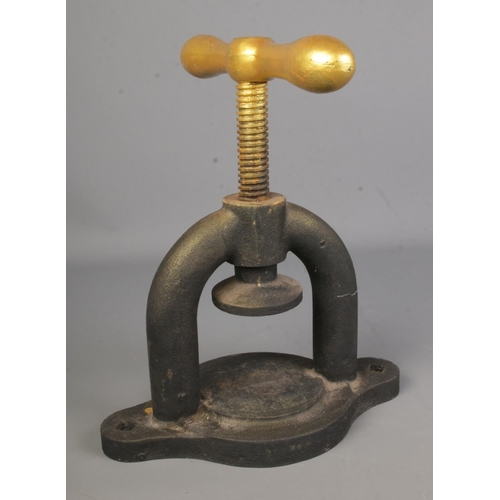 85 - A Victorian cast iron heavy duty golf ball press.