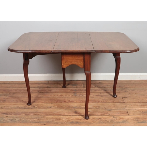 494 - A late Nineteenth/early Twentieth century mahogany gateleg drop leaf table. Height: 72cm, Width: 91c... 