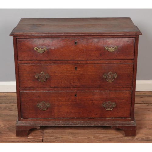 493 - A Georgian oak Batchelors chest of drawers with brass escutcheons. Hx73cm, Wx82cm, Dx43cm.