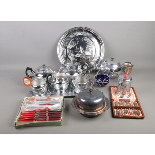 178 - A collection of silver plate and chrome plated metalwares, to include Waring and Gillow muffin dish,... 