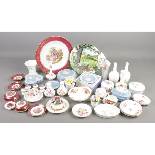 179 - A collection of ceramics. Includes Wedgwood Jasperware, Limoges, Royal Crown Derby, Lladro figure, p... 