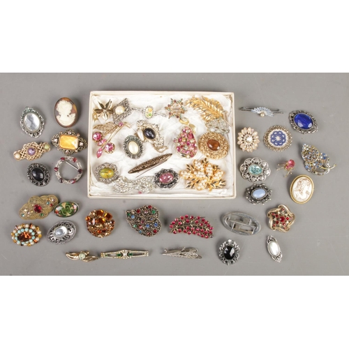 180 - A good collection of costume jewellery brooches. Includes vintage examples, paste set etc.