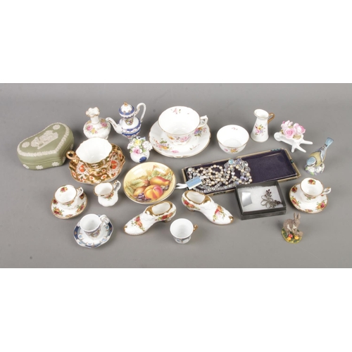 201 - A collection of mostly assorted ceramics to include Royal Crown Derby Derby Posies, Royal Albert Old... 