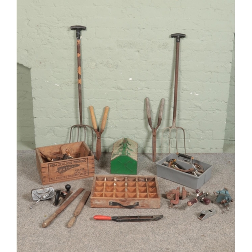 324 - A good quantity of assorted tools to include garden forks, vice including Gordon example, files and ... 