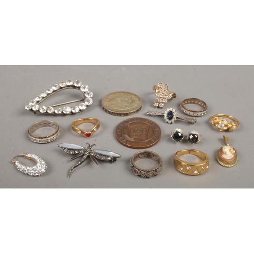 399 - A collection of mainly assorted costume jewellery. To include silver dragonfly broch, rolled god cam... 