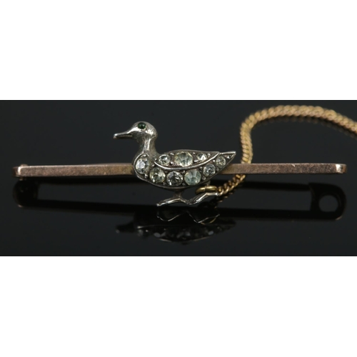 404 - A 9ct Gold bar brooch, set with with a silver duck containing clear stones. Total weight: 2.1g