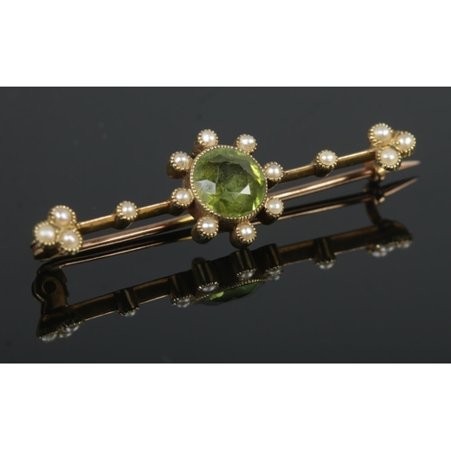 405 - A 15ct Gold brooch, set with with central faceted peridot stone surrounded by seed pearls. Total wei... 