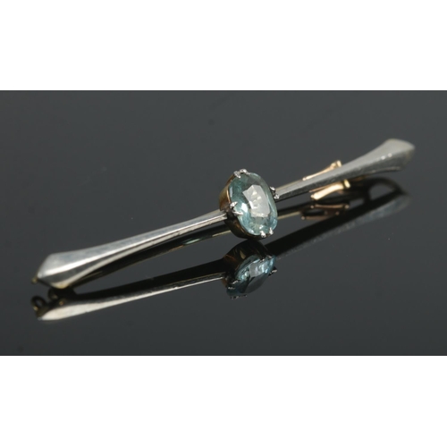 406 - A 15ct Gold bar brooch, set with central light blue aquamarine stone. Total weight: 3.4g