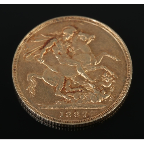 408 - A Victorian full sovereign. Dated 1887. 7.9g.