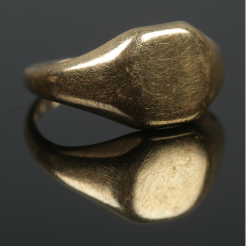 412 - An 18ct Gold signet ring. Size G. Total weight: 3.5g