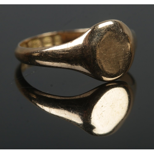 416 - An 18ct Gold signet ring, Size N. Total weight: 2.7g