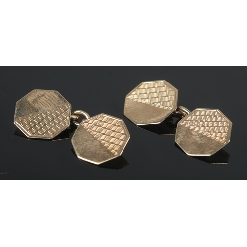 421 - A pair of 9ct cufflinks of Octagonal form with half waved decoration. Total weight: 4.5g