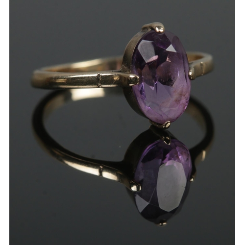 423 - A 9ct Gold ring set with large faceted amethyst stone. Size N½. Total weight: 2.1g