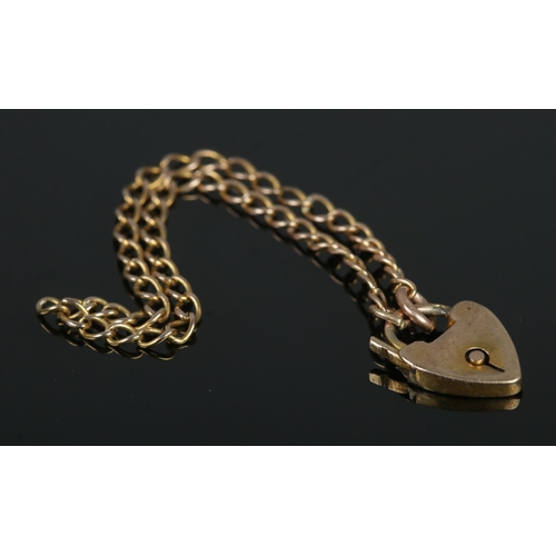 434 - A small 9ct Gold bracelet, with heart clasp. Possibly for a child. Total weight: 1.5g.