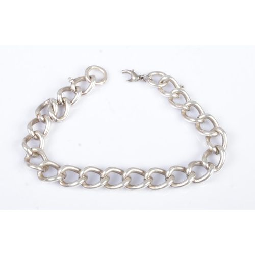 440 - A silver curb bracelet. Approximate length 20cm. 39g.