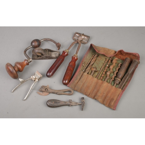 86 - A quantity of tools. Includes W Bown Newmarket Clipper, cow can opener, small wood plane etc.