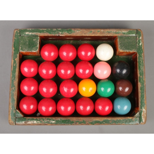 90 - A full set of vintage snooker balls in wooden tray.