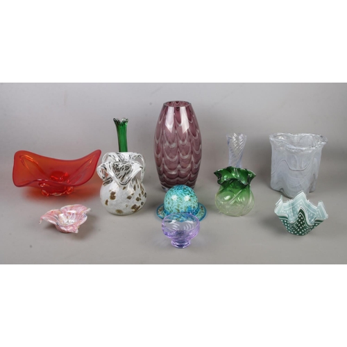 91 - A collection of art glass, to include handkerchief vase, Murano style glass hat, twisted vase and wi... 