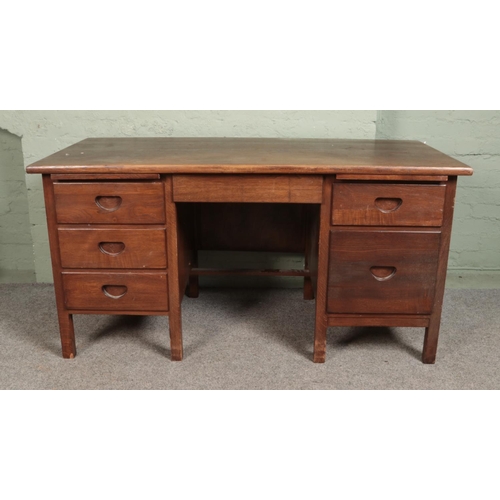 524 - A mid 20th century oak double pedestal desk with recessed drawer handles 

Hx76cm
Wx152cm
Dx76cm