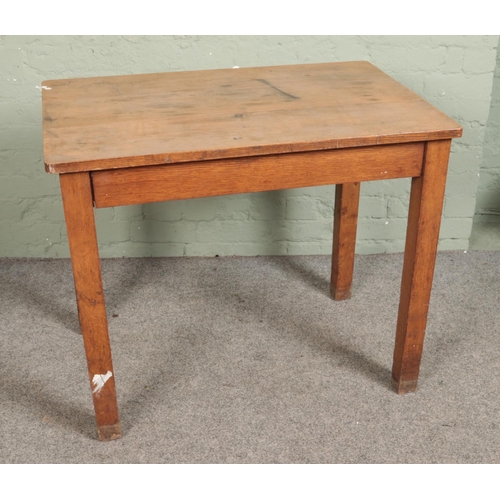 541 - A small oak school desk type table.

Hx76cm
Wx92
Dx60cm