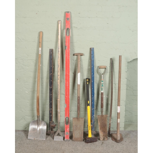 333 - A large quantity of gardening and DIY tools including electric belt sander, Stanley plane, shovels, ... 