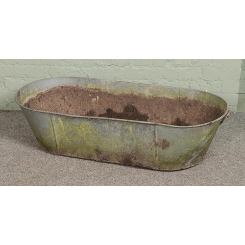 334 - A large galvanised bath tub.

Hx30cm
Wx119cm
Dx52cm