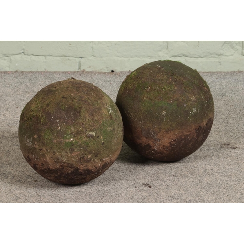 337 - A pair of reconstituted stone garden balls 

Hx28cm