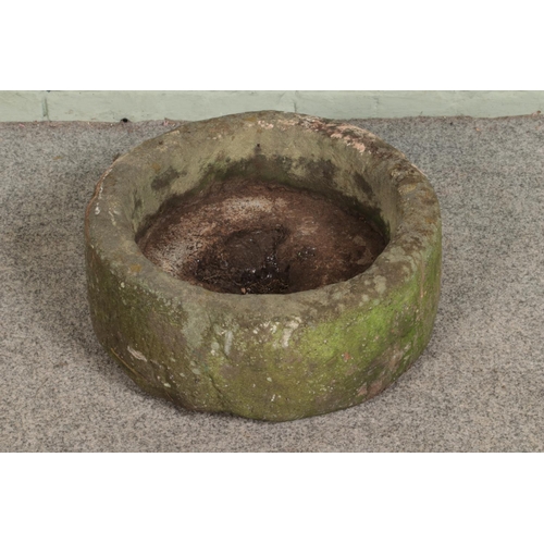 343 - A small reconstituted stone trough.

Hx18cm
Dx43cm