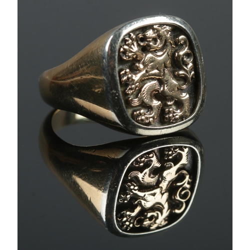 418 - A 9ct gold men's ring with rampant lion design. 11.7g. Size T1/2