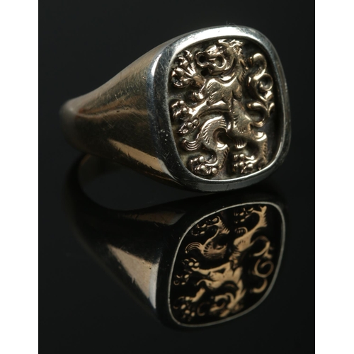 418 - A 9ct gold men's ring with rampant lion design. 11.7g. Size T1/2