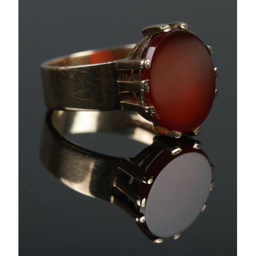 420 - A gents 9ct gold Carnelian signet ring. Size S. Total weight. 6.53g.